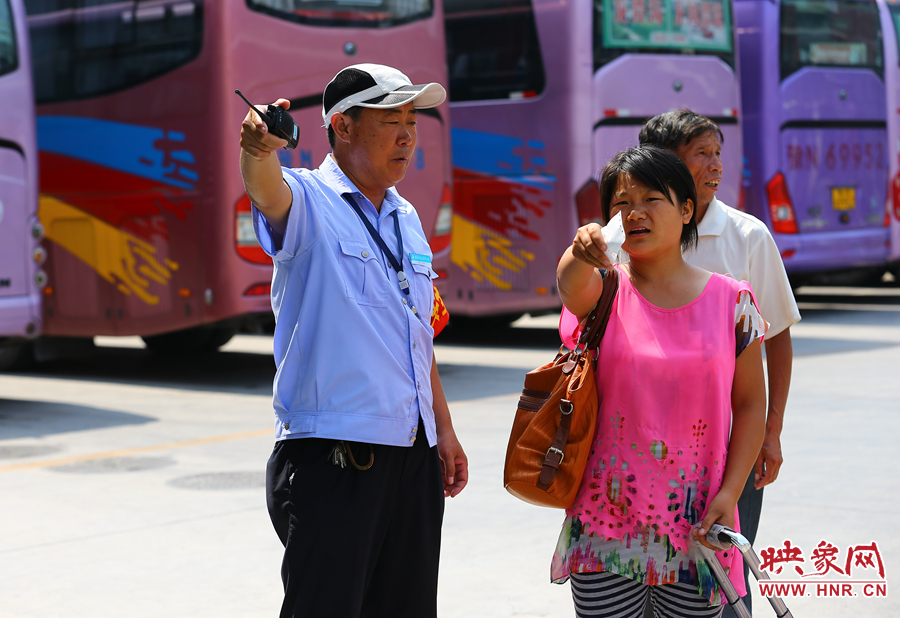 指揮調(diào)度期間，不停的有乘客咨詢乘車問題，調(diào)度員都是耐心的給他們解答