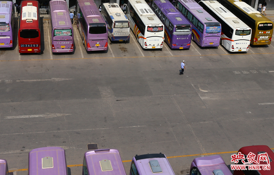 在不大的車站內(nèi)，幾十輛客車不停運(yùn)轉(zhuǎn)的發(fā)動(dòng)機(jī)，使得場(chǎng)站內(nèi)溫度居高不下