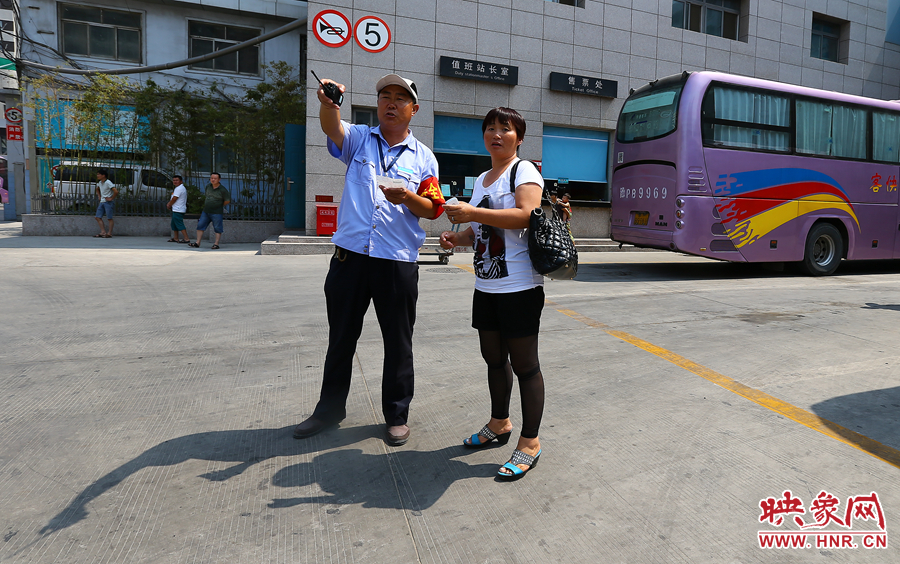 調(diào)度員不僅要保證車輛安全通暢，還肩負(fù)著疏導(dǎo)旅客的工作