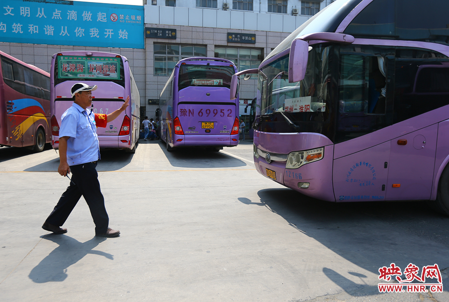 龐大的長(zhǎng)途客車，在調(diào)度員的指揮下井井有條
