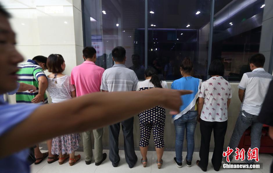 7月24日晚,南京警方將抓獲的以福建、江西、河南、湖北、黑龍江等多個(gè)外省市的涉及傳銷人員集中帶回。