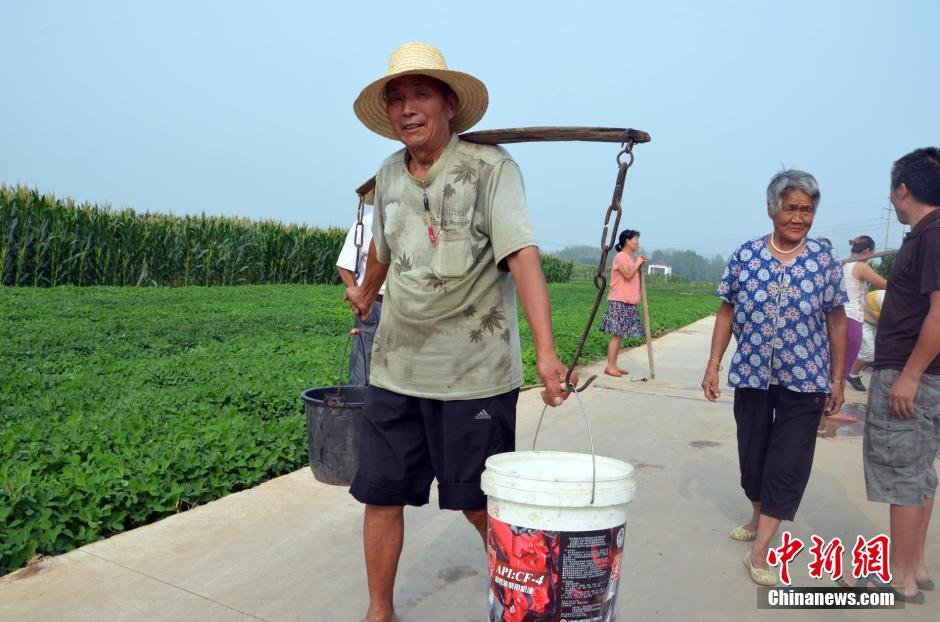 每天排隊(duì)取水，廢水循環(huán)使用已成為該村老少的生活習(xí)慣。