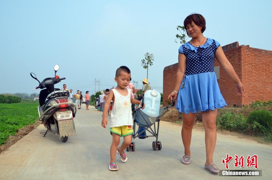 村民每天排隊(duì)取水。