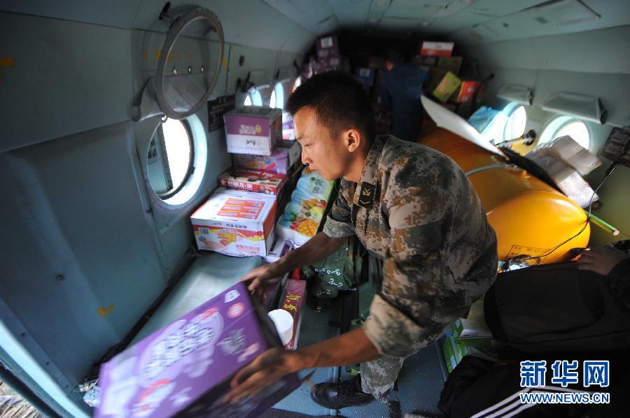  8月5日，在魯?shù)榭h龍頭山鎮(zhèn)，部隊(duì)官兵從直升機(jī)上卸載救災(zāi)物資。