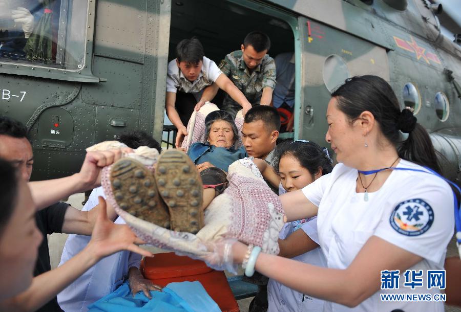 8月5日，醫(yī)護(hù)人員將一名通過(guò)直升機(jī)從震中轉(zhuǎn)運(yùn)出來(lái)的傷員運(yùn)下飛機(jī)。