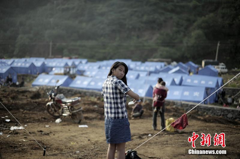 云南昭通龍頭山鎮(zhèn)受災群眾安置點，上千災民被安置在此，開始新的生活。