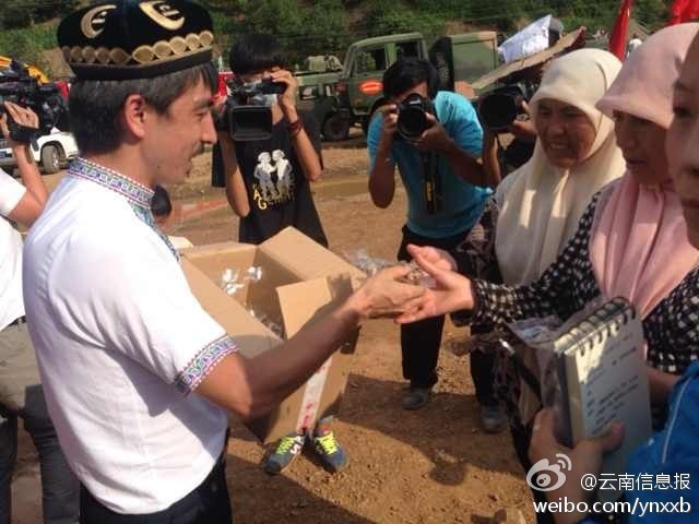 　“切糕王子”阿迪力帶著重達5噸、價值50萬元的切糕于7日下午抵達魯?shù)榈卣鹫鹬旋堫^山鎮(zhèn)。