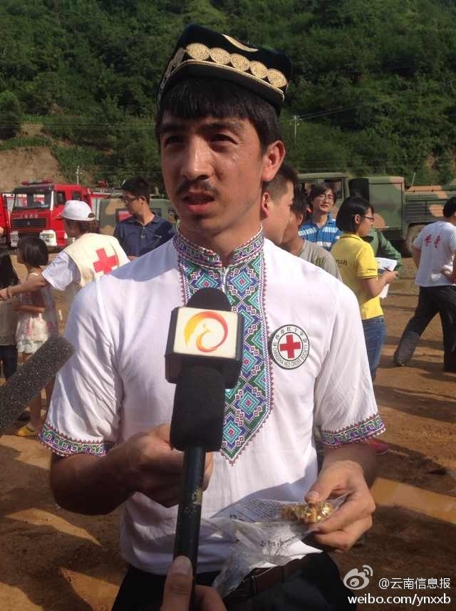 “切糕王子”阿迪力帶著他1萬斤的切糕自長沙抵達了龍頭山鎮(zhèn)。