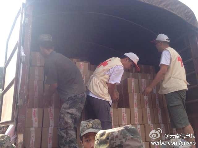 第14集團軍官兵協(xié)助阿迪力將1100余箱切糕從貨車上卸下。