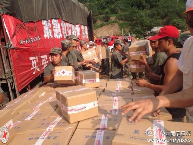 第14集團軍官兵協(xié)助阿迪力將1100余箱切糕從貨車上卸下。