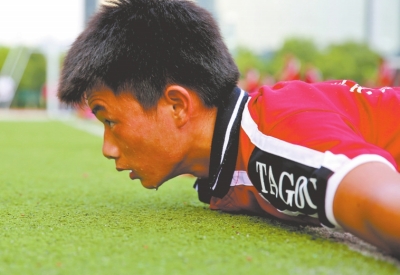 　南京天氣炎熱，地表溫度有時達到40℃以上，烈日下孩子們的衣服濕了又干、干了又濕。