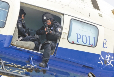 遇緊急情況，機(jī)載狙擊手可實(shí)施對(duì)地打擊。