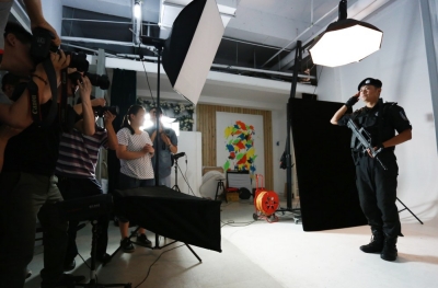 拍起大片來(lái)，特警也是一絲不茍。