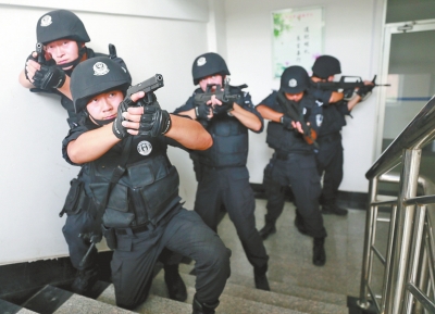 進(jìn)入樓道后，特警開(kāi)始地毯式搜索。