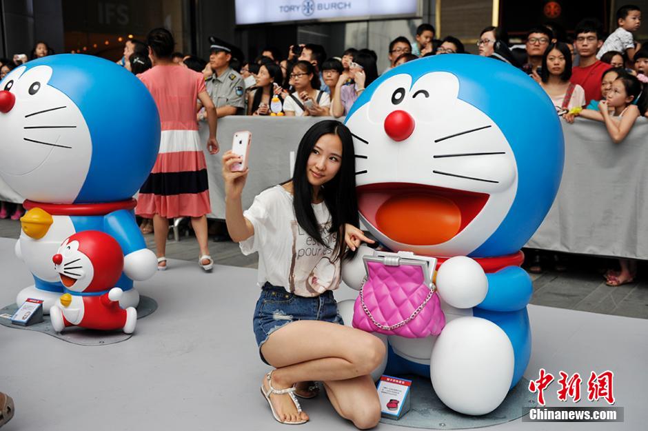 圖為成都民眾與哆啦A夢合影留念。