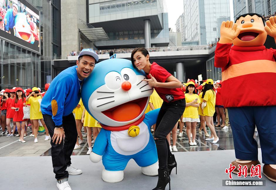 圖為何韻詩、周柏豪與哆啦A夢合影。