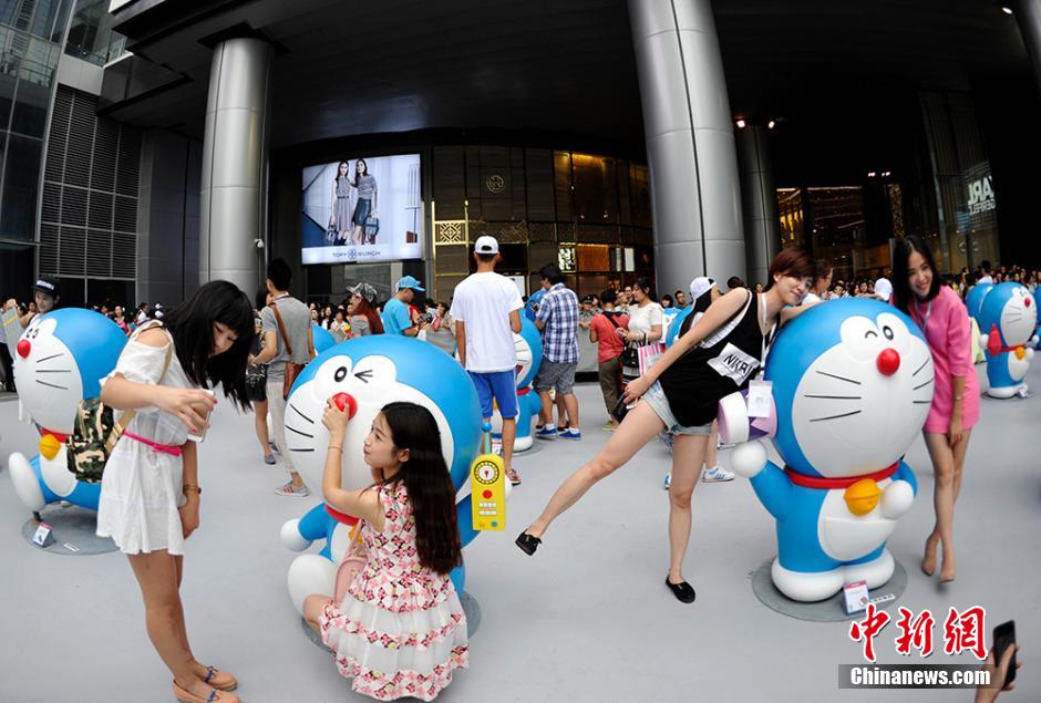 圖為成都民眾與哆啦A夢合影留念。