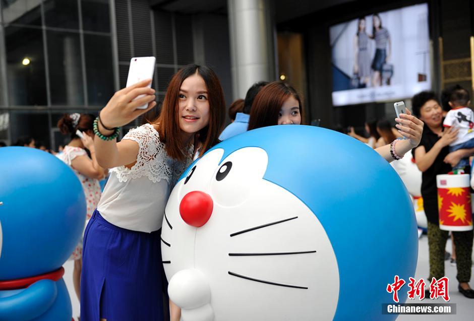 圖為成都民眾與哆啦A夢合影留念。