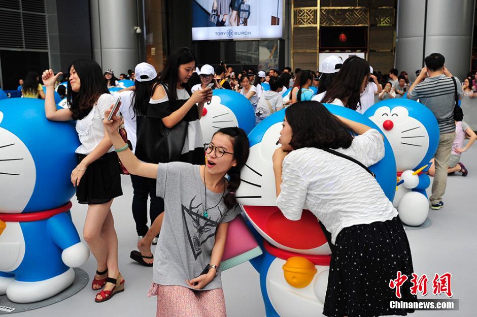 圖為成都民眾與哆啦A夢合影留念。