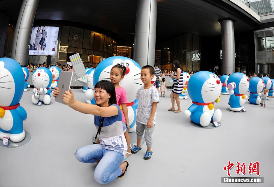 圖為成都民眾與哆啦A夢合影留念。