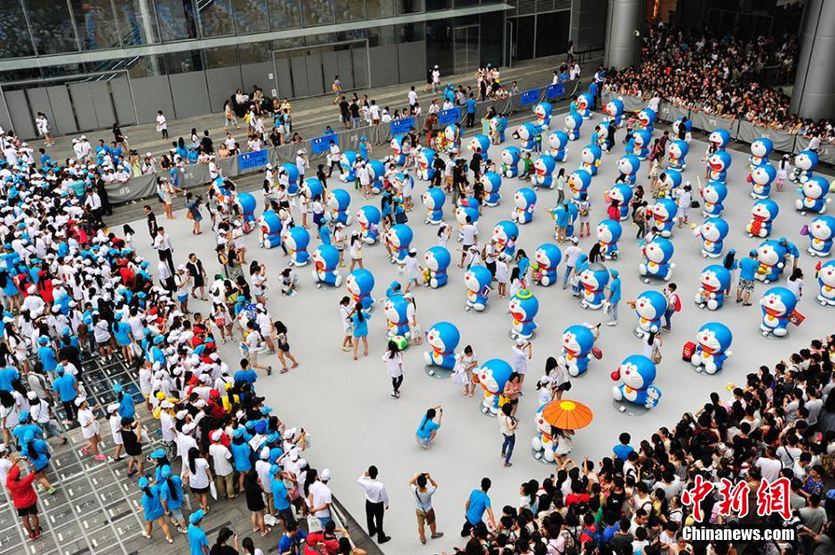 圖為成都民眾狂熱追捧哆啦A夢。