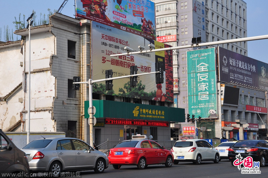 茶余飯后,人們談?wù)撟疃嗟木褪沁@座堅(jiān)挺的小樓。