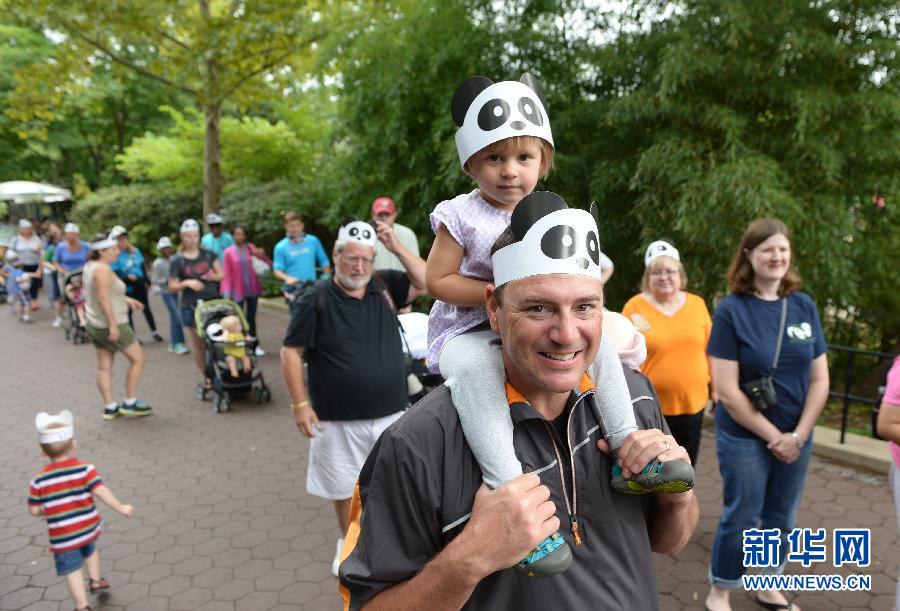 8月23日,在美國華盛頓的國家動物園,人們排隊(duì)參加大熊貓“寶寶”的慶生活動。