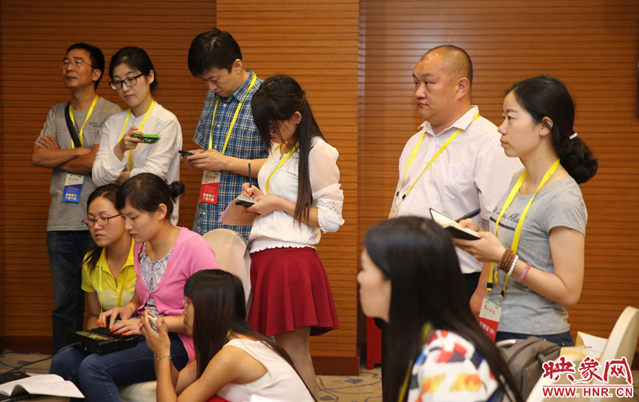  媒體記者集中采訪專家學(xué)者。