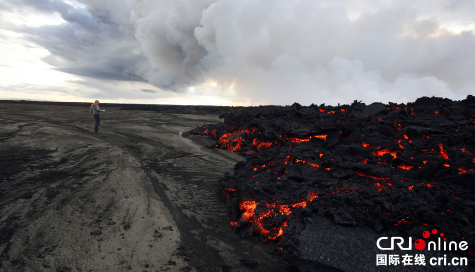冰島火山出現(xiàn)新裂縫再度噴發(fā) 發(fā)布紅色預警