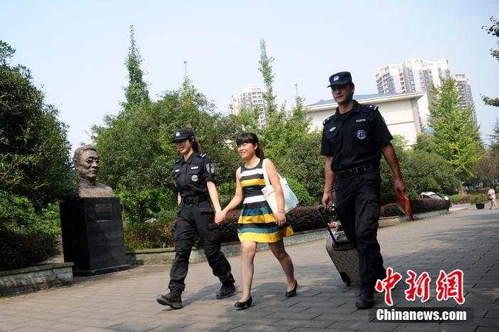 大學(xué)新生入學(xué)季 特警當(dāng)“護花使者”