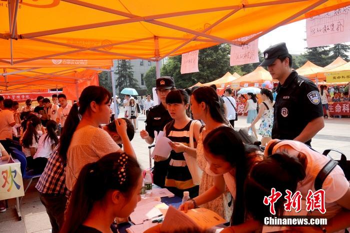 大學(xué)新生入學(xué)季 特警當(dāng)“護花使者”