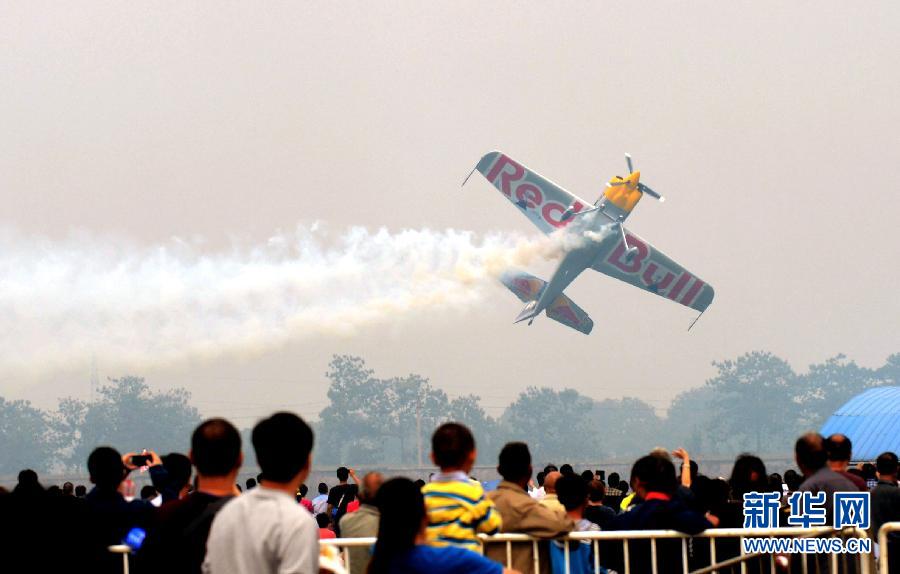 　9月13日，特技隊員在進行空中飛行表演。