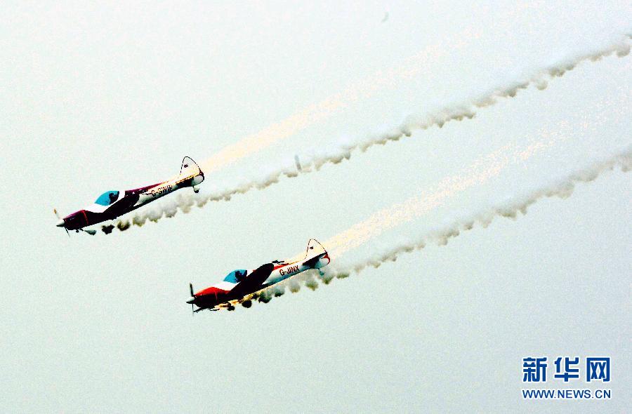 9月13日，特技隊員在進行空中飛行表演。