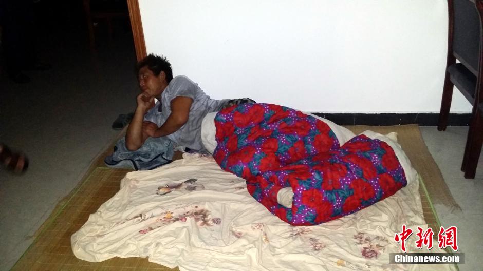 9月22日晚，在象山高塘島鄉(xiāng)的烏巖頭村的農(nóng)民安置點里，70多名外來務工人員正在休息。