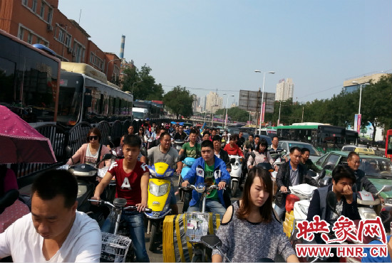 在一些易堵路段車輛仍然“寸步難行”。