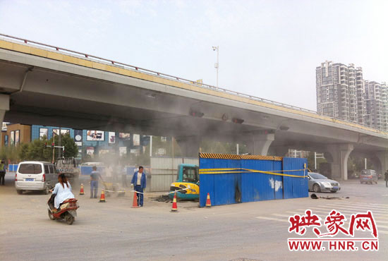 施工單位對塌陷處進(jìn)行路面切割，造成路面塵土飛揚(yáng)。