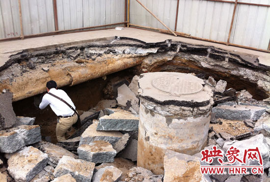 有工作人員下到坑內(nèi)進(jìn)行檢查，但拒絕透露具體工作單位。