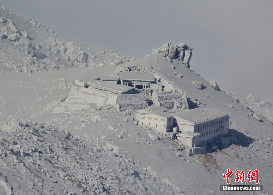 當(dāng)?shù)貢r間2014年9月27日，日本中部御岳山發(fā)生噴發(fā)，或已造成數(shù)人受傷。