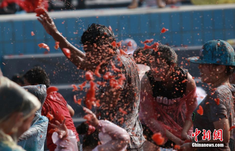 長(zhǎng)沙上演“西紅柿大戰(zhàn)”場(chǎng)面火爆