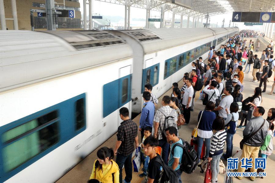 10月6日，在安徽銅陵火車站，大批旅客在站臺(tái)上等候乘車。