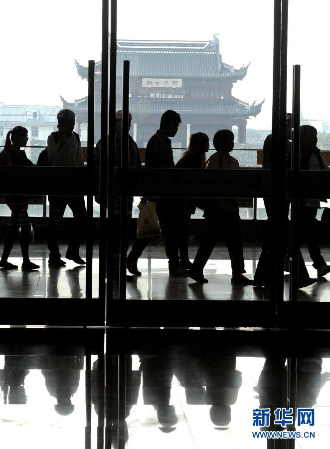10月6日，旅客排隊(duì)進(jìn)入蘇州火車站二樓候車大廳。