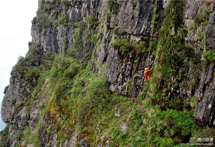 在峨眉山金頂，彭文才是護欄以外和懸崖區(qū)域唯一的清潔工。