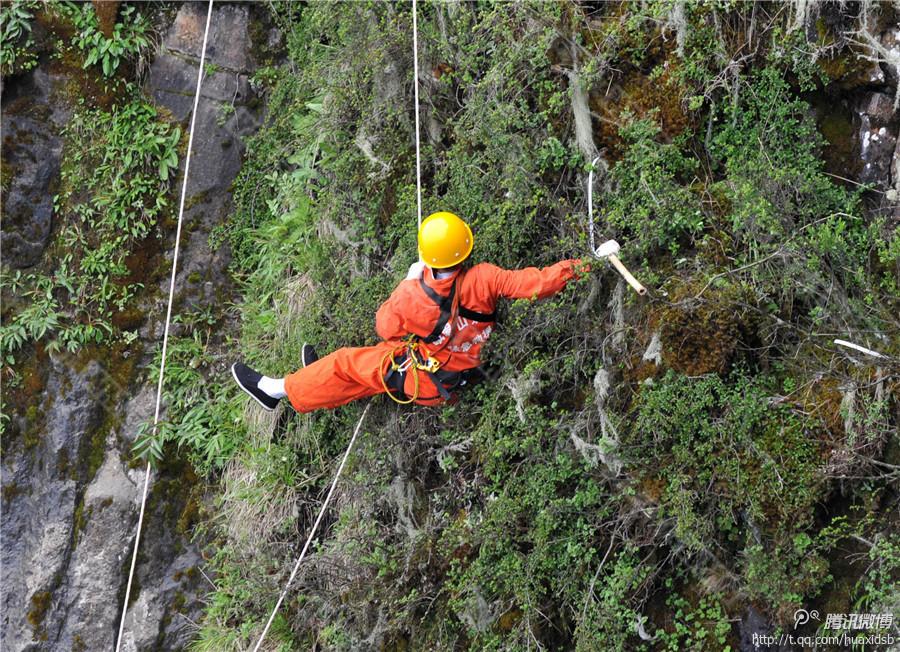 記者了解到，彭文才下到崖壁最深的地方有200多米，往返作業(yè)一次一般都在3小時左右，每年下崖80多次