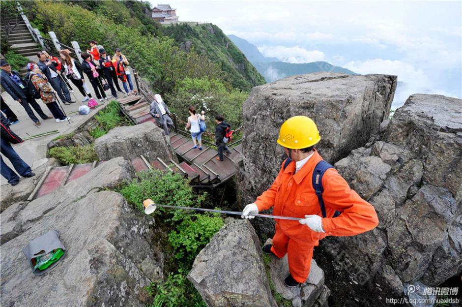 彭文才在撿拾垃圾。