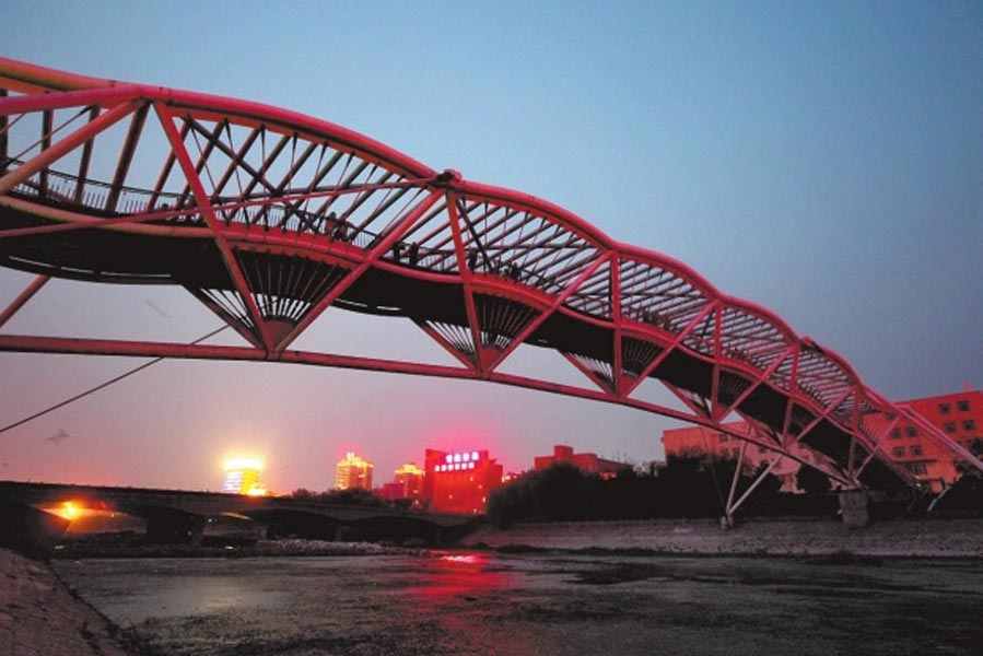 此前三座橋黑燈瞎火，許多人為此不敢從此過。