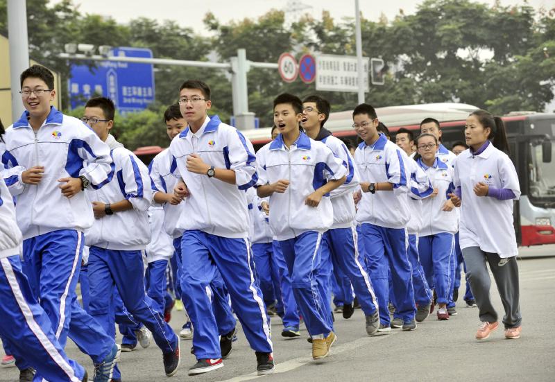 10月14日，成都七中萬(wàn)達(dá)學(xué)校實(shí)行三年跑六百公里才能畢業(yè)，現(xiàn)場(chǎng)學(xué)生開(kāi)始長(zhǎng)跑。