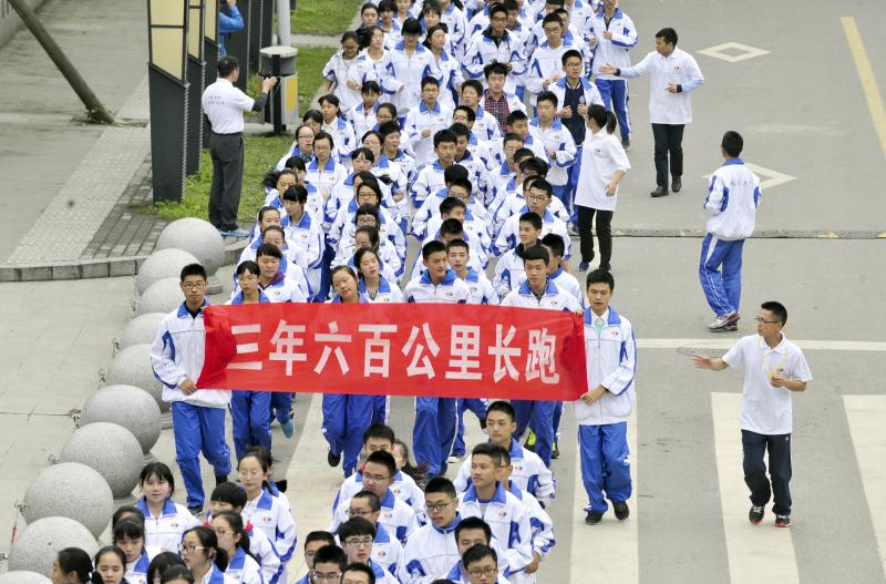 10月14日，成都七中萬(wàn)達(dá)學(xué)校實(shí)行三年跑六百公里才能畢業(yè)，現(xiàn)場(chǎng)學(xué)生開(kāi)始長(zhǎng)跑。