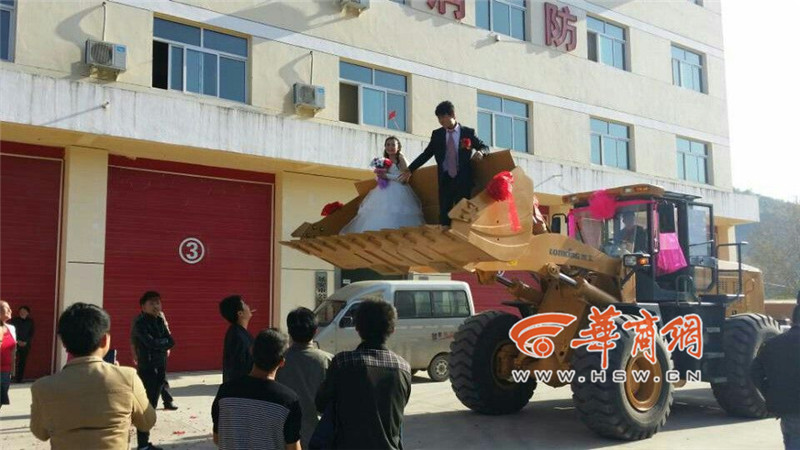 陜西小伙開8臺裝載機接新娘。