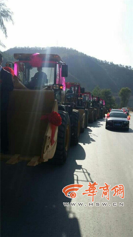 陜西小伙開8臺裝載機接新娘。