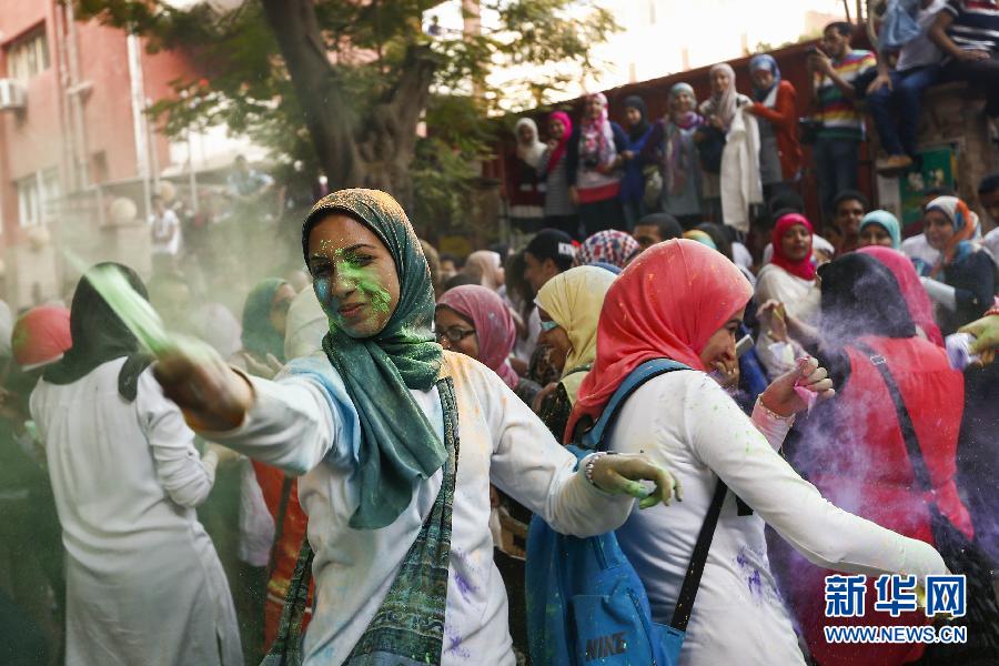 10月16日，在埃及首都開羅，一名女青年在“彩色跑”活動中拋撒彩色粉末。